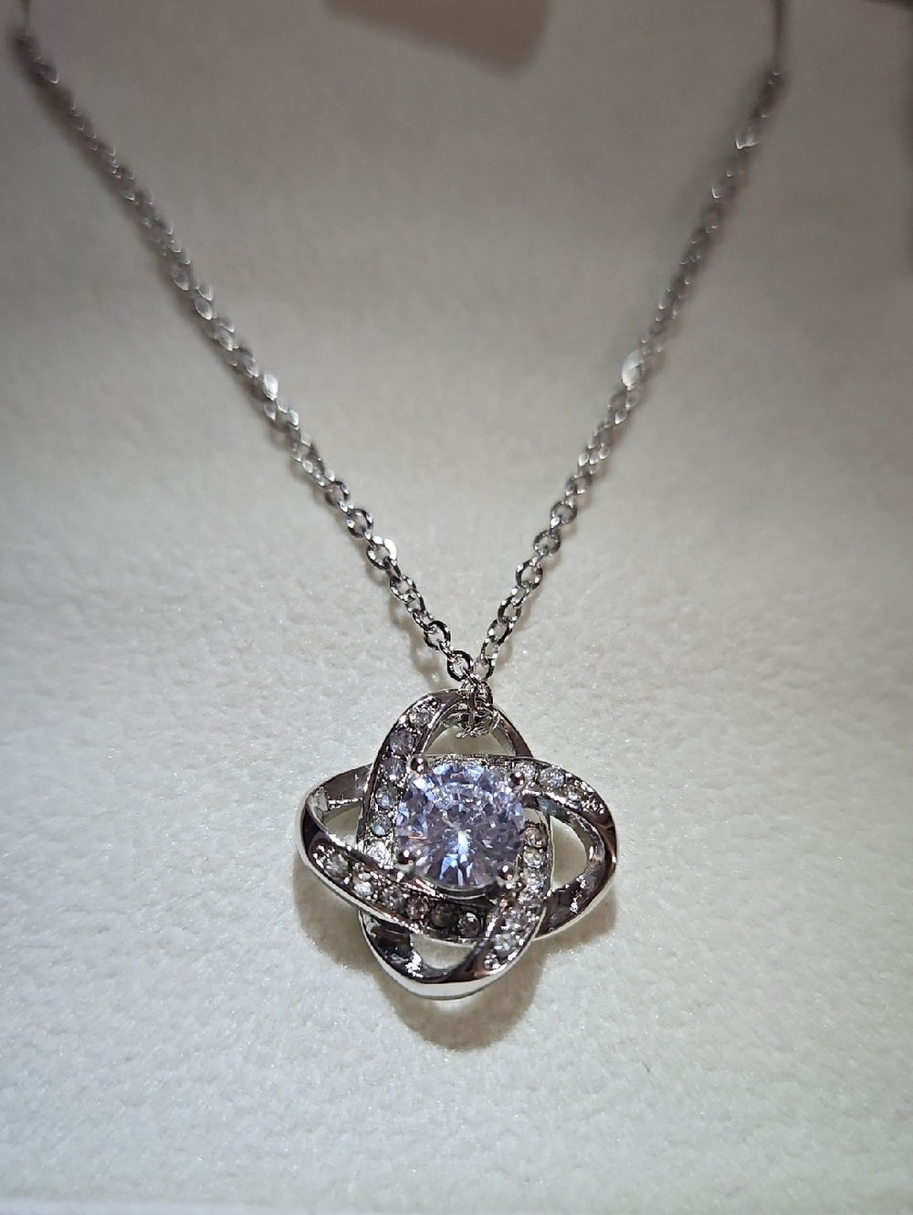 Outlander "Sassenach" Love knot necklace with Lux display box - Picture 2 of 3